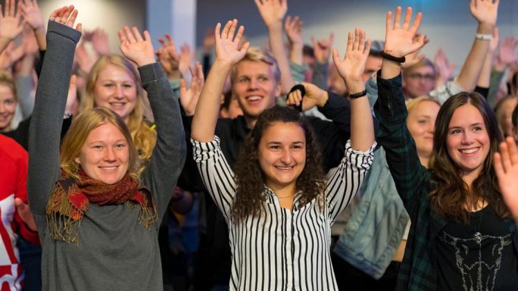 Voll motiviert: Die Hochschule Osnabrück hieß 3400 neue Studienanfänger bei der Erstsemesterbegrüßung in der Osnabrückhalle willkommen. Foto: Andre Havergo