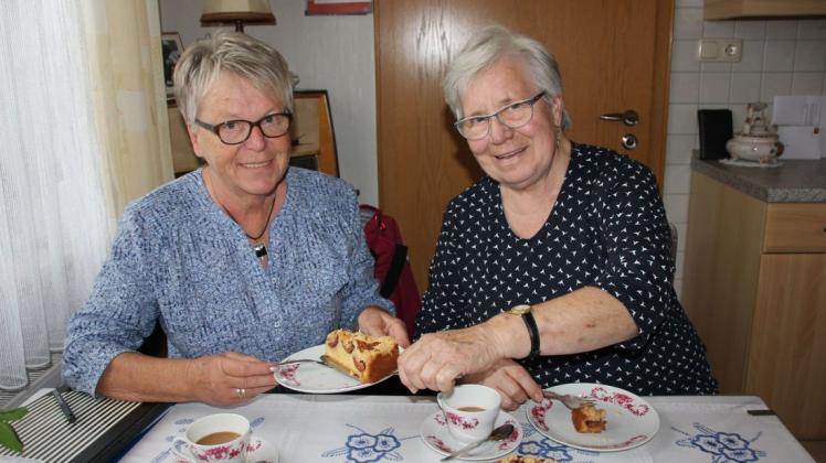 Ökumenische Gemeinschaft: Christa Mikkin (links) und Dorothea Maschkötter teilen sich gerne einen Kuchen, am liebsten mit allen Mitgliedern der Frauengemeinschaften zusammen. Foto: Luisa Kiskemper