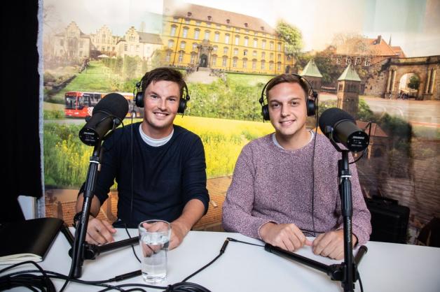 Aufzeichnung des NOZ-Podcasts „Brückengeflüster“ mit VfL-Co-Trainer Merlin Polzin (l.) und VfL-Fan Johannes Roggenkamp. Foto: Michael Gründel