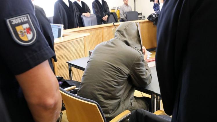 Der angeklagte Stiefvater von Leonie im Gerichtssaal: Der 28-Jährige soll das Mädchen mehrere Male schwer misshandelt haben. Foto: dpa/Bernd Wüstneck