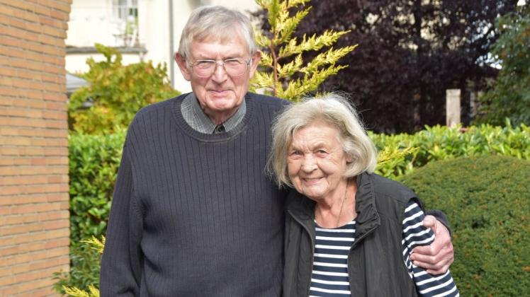 Seit 60 Jahren gehen Hilde und Heinz-Dieter Hörschgen als Ehepaar gemeinsam durch das Leben. Foto: Jasmin Johannsen