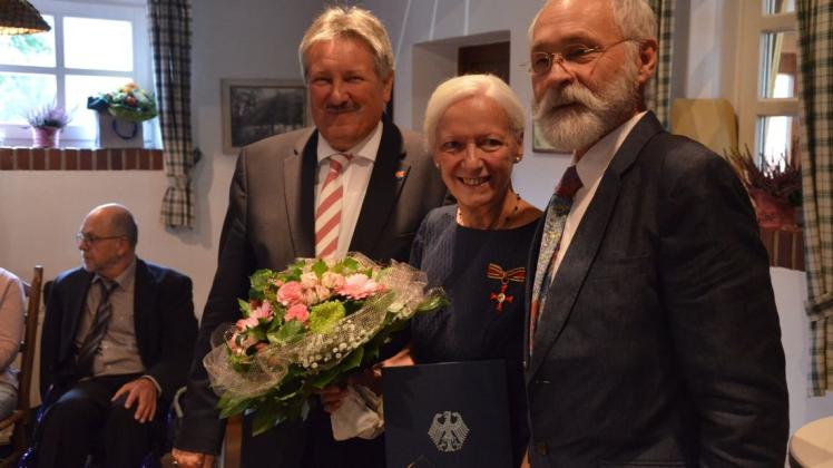 Nach der Verleihung des Verdienstordens trugen sich Landrat Winter, Dr. Vera Jaron und ihr Mann Michael auf Wunsch von Bürgermeister Ernst Schmitz ins Goldene Buch der Gemeinde ein (v.l.). 