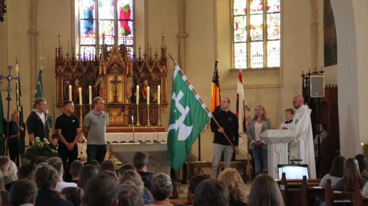 In der St. Servatius Kirche wird die Fahne der neu gegründeten Landjugend gesegnet. Foto: Justus Wurst