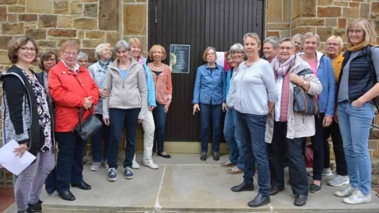 Mit einer „Maria 2.0“-Demonstration vor der Bramscher St. Martinus-Kirche setzen sich Frauen für eine geschlechtergerechte Katholische Kirche ein. Foto: Holger Schulze