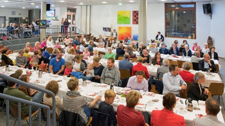 Rund 120 Gäste nahmen am Fairen Frühstück in der Marienschule teil. Foto: Peter Schoening