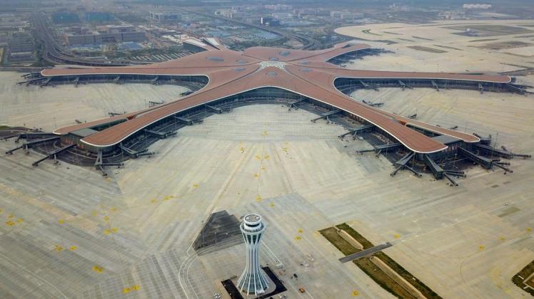 Neubau im Smog: Der westliche Kontrollturm und das Terminalgebäude des neu gebauten Daxing International Airport in Peking. Foto: dpa/Zhang Chenlin/XinHua
