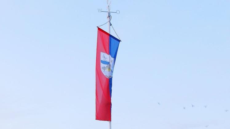 Ein Jahr nach der Idee wurde die Fahne das erste Mal auf dem Straßenfest im Hainbuchenweg im September offiziell gehisst. Foto: Westerwiede