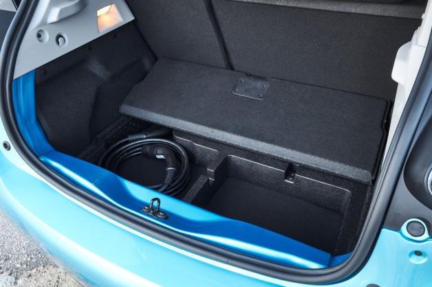 Unter einem Zwischenboden im Kofferraum ist Platz unter anderem für das Ladekabel.