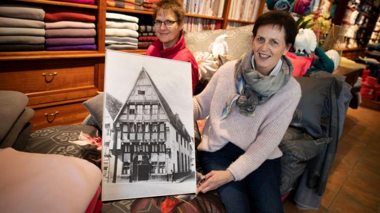 Nach dem Zweiten Weltkrieg zog das Bettenhaus Melz in die Bierstraße. Das 100-jährige Bestehen des Geschäfts feiern Ellen Gorontzi und Mitarbeiterin Anja Middelberg (links) am 4. und 5. Oktober. Foto: David Ebener