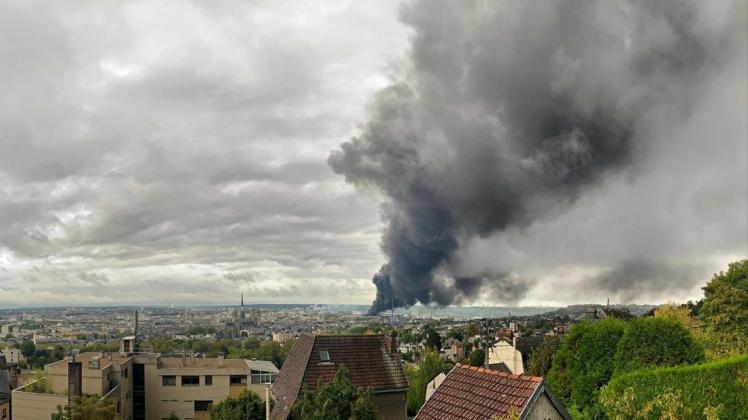 Über der Fabrik und dem angrenzenden Gebiet stand eine riesige Rauchwolke. Foto: afp/Jean-Jacques Ganon