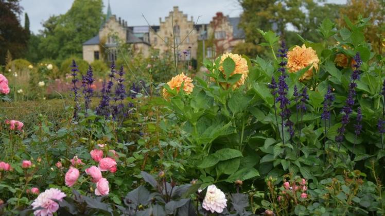 Ein Schloss im Blütenmeer: Zum Herbstfest ist die ganze Pracht des Sommers auf Ippenburg noch spürbar. Foto: Kerstin Balks