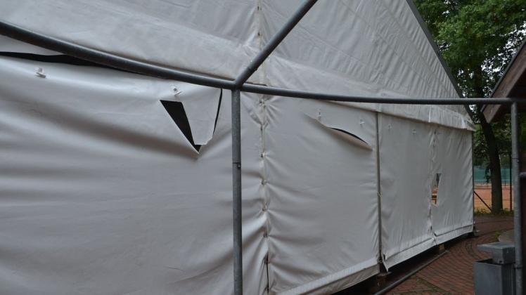 An zahlreichen Stellen ist das für das Oktoberfest 2019 in Achmer aufgestellte Zelt zerschnitten worden. Foto: Björn Dieckmann
