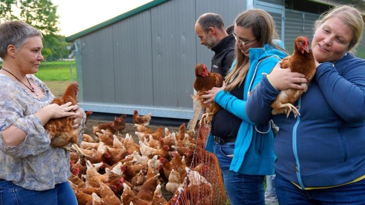 Was wäre eine „Chickeria“ ohne den direkten Kontakt zu Hühnern? Begeistert nutzten die Teilnehmer die Chance mal ein Huhn auf dem Arm zu nehmen. Silke Wissing (links) gab dabei Tipps zur richtigen Haltung. Foto: Carolin Hlawatsch