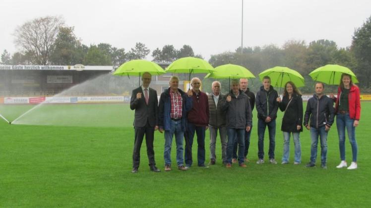 Von der Funktionstüchtigkeit der neuen vollautomatischen Beregnungsanlage auf den Sportplätzen des SV Dalum überzeugten sich Vertreter von Rat und Verwaltung der Gemeinde Geeste und des SV Dalum bei einem Ortstermin, gut behütet mit Regenschirmen. 