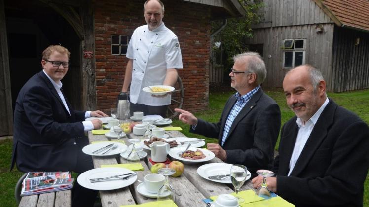 Die Kochkünste von Helmut Backers (stehend) haben schon mal getestet (von links): Michael Hilbers (Sparkasse Emsland), Dr. Edgar Klinger (Slow Food Osnabrück) und Ansgar Becker (Emsland Moormuseum)
