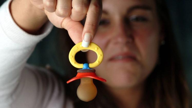 Kinder? Nein, danke. Frauen, die keine Kinder wollen, schlägt häufig Unverständnis, manchmal sogar Fassungslosigkeit oder Wut entgegen. Dabei ist kaum eine Entscheidung so intim und individuell wie diese. Foto: Imago Images/Becker&Bredel