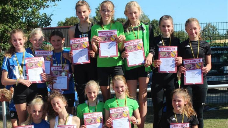 In der Mannschaftswertung der weiblichen Jugend U14 setzte sich die erste Mannschaft der LG Papenburg-Aschendorf knapp  vor der LG Emstal Dörpen durch. Platz drei  belegte das Team vom ausrichtenden  SV Sparta Werlte. Foto: Hermann Meyer
