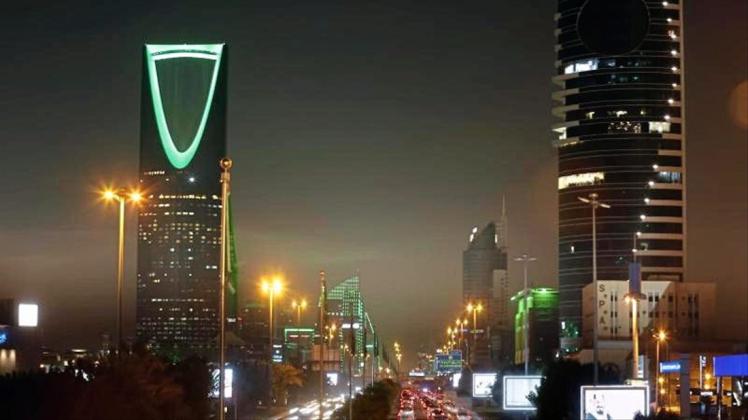 Riad bei Nacht: Saudi-Arabien ist für Touristen bislang schwer zugänglich. 