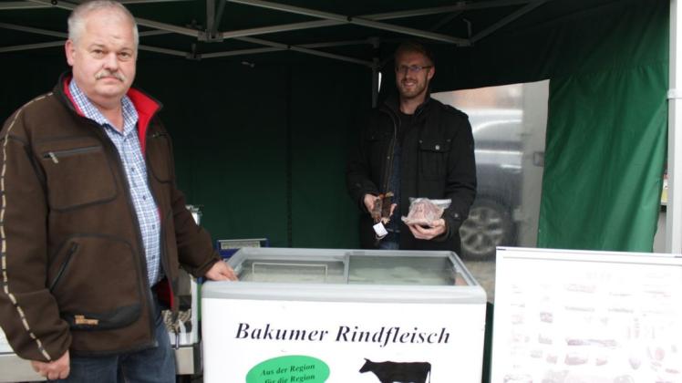 Marktmeister Klaus Overbeck freut sich, Christian Rolfes auf dem Quakenbrücker Markt begrüßen zu können. 