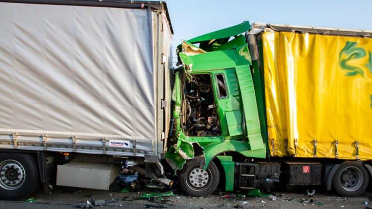 Immer wieder kommt es zu schweren Unfällen auf Autobahnen, weil Lastwagen während der Fahrt mit anderen Beschäftigungen abgelenkt sind. Symbolfoto: dpa