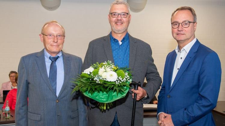 Erster Behindertenbeauftragter der Stadt Haren wird Michael Wernicke. Ratsvorsitzender Heinz Over (l.) und Bürgermeister Markus Honnigfort gratulierten. Foto: Tobias Böckermann