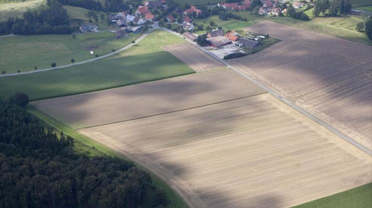 Östlich der Lüstringer Straße (oben im Bild) soll das Gewerbegebiet Natberger Feld entstehen. Im ersten Schritt wird nur der Teil nördlich der Natberger Straße (rechts im Bild) entwickelt. Unser Bild stammt aus dem Jahr 2011, als der Flächennutzungsplan erstmals entsprechend geändert wurde. Foto: Archiv/Gert Westdörp