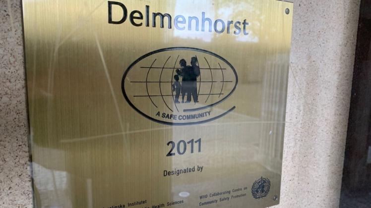 Prangt am Rathaus: Die Auszeichnung des Karolinska Institutet, dass Delmenhorst zu einer "Safe community" erhebt". Foto: Eyke Swarovsky