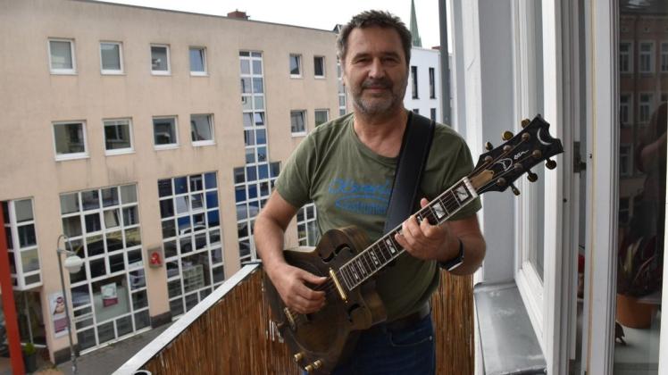 Der Gitarrist Wolfgang Schmiedt veranstaltet seit zwei Jahren den Montagsbalkon in der Kröpeliner-Tor-Vorstadt.