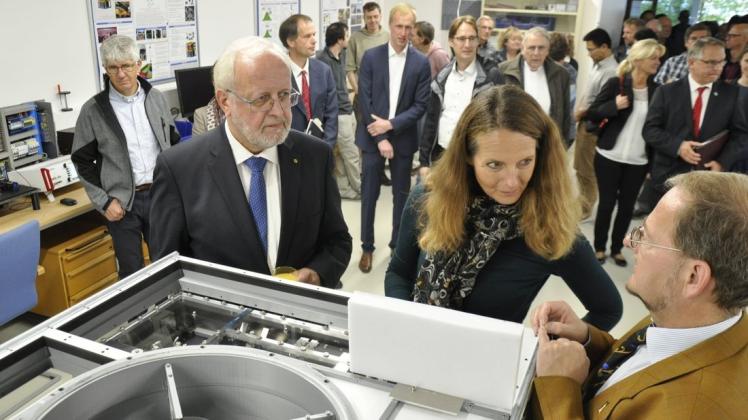 Am neuen Laser erklären Josef Höffner, wissenschaftlicher Projektleiter (r.) und Institutsleiter Franz-Josef Lübken Bildungsministerin Bettina Martin (SPD) die hochmoderne Messtechnik.