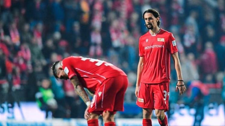 Die Union-Spieler Robert Andrich (l) und Neven Subotic waren nach der 1:2-Niederlage gegen Eintracht Frankfurt enttäuscht. 