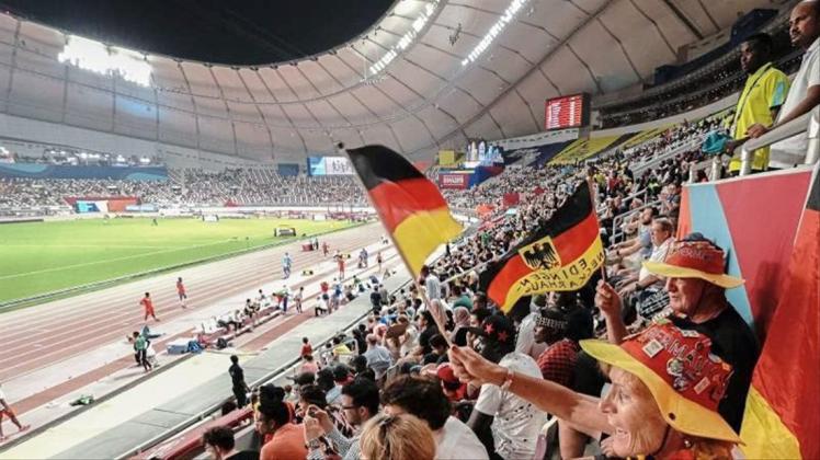 Fans aus Deutschland beobachten den Wettkampf im Khalifa International Stadium. 