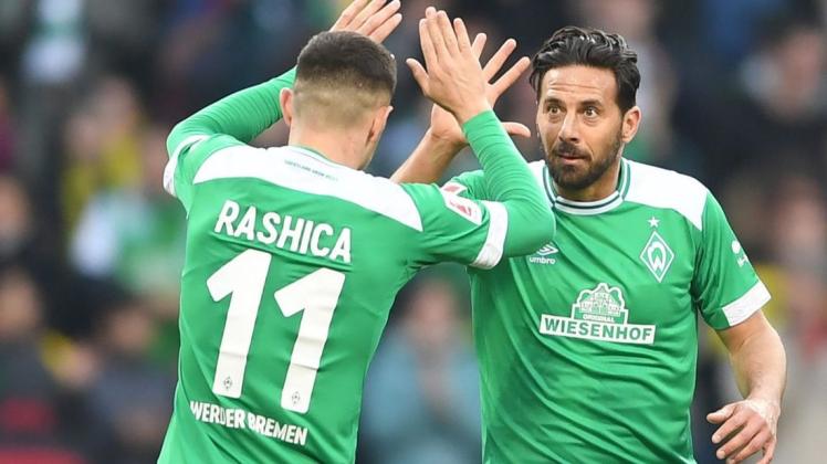 Wollen an diesem Samstag bei Borussia Dortmund auftrumpfen: die Werder-Profis um Milot Rashica (links) und Claudio Pizarro. Foto: dpa/Carmen Jaspersen