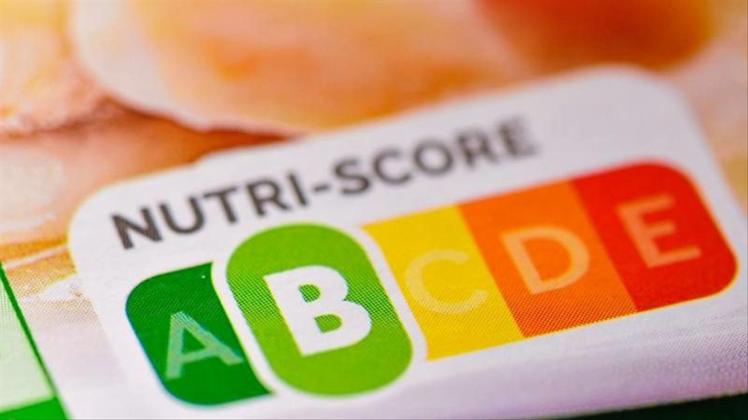 Der sogenannte „Nutri-Score“, eine farbliche Nährwertkennzeichnung, ist auf einem Fertigprodukt zu sehen. Bundesernährungsministerin Klöckner legt das Ergebnis einer offiziellen Verbraucherbefragung vor. 
