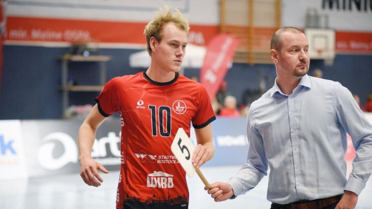 „Es war  für unsere jungen Spieler eine gute Lehrstunde“, sagte der Warnemünder Trainer Jozef Janosik, hier mit Tommy Mehlberg, nach dem 0:3 beim Moerser SC. 
Georg Scharnweber