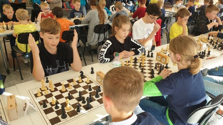 Thorge Kraeft und Jasmin Joachim vom Think Rochade SC Rostock, Sieger bei den Kindern im Breitenschach-Turnier, während der letzten Runde. 