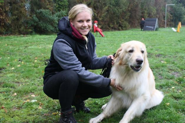 Hund Bjarne, genannt Bosse, ist mit Besitzerin Alexandra Krom nach Adelheide gekommen. Foto: Birgit Stamerjohanns