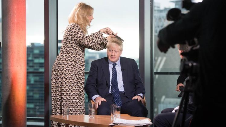 Vor der Eröffnung des Parteitags gab Boris Johnson noch ein Interview für die BBC. Foto: dpa/Stefan Rousseau