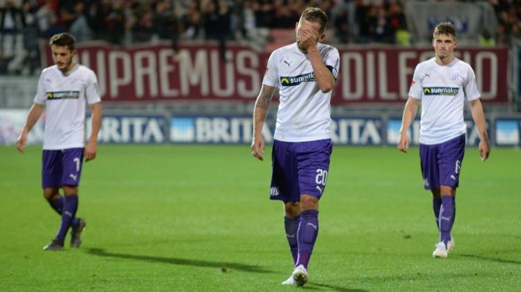 Auswärts läuft es nicht: Die VfL-Spieler  Bashkim Ajdini, Marc Heider und Moritz Heyer (von links) gingen in Wiesbaden enttäuscht vom Feld. Foto: Fabian Flohre
