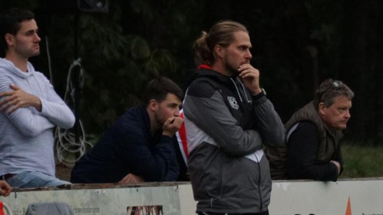 Seine Mannschaft ist auf einen Nicht-Abstiegsplatz vorgerückt: Lars Möhlenbrock, Trainer des Fußball-Bezirksligisten FC Hude. Archivfoto: Lars Pingel