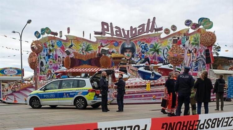 Polizisten stehen beim „Potsdamer Oktoberfest“ vor dem Fahrgeschäft, an dem der tödliche Unfall passierte. 