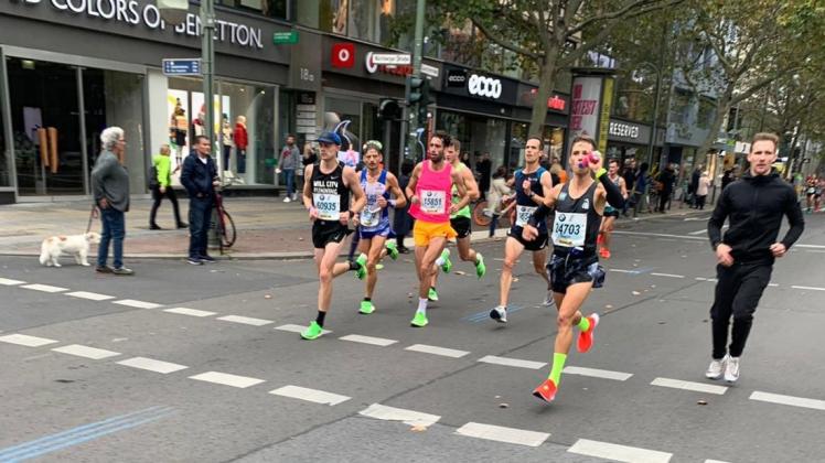 Der Osnabrücker Dustin Karsch (vorn, mit Trinkflasche) absolvierte den Berlin-Marathon in einer Zeit von 2:27:08 Stunden als siebstschnellster Deutscher. 