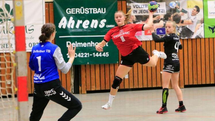 Auf und davon: Nicole Howe (Mitte) warf zehn Tore für die Landesliga-Handballerinnen der HSG Delmenhorst, die sich einen Heimsieg über den Elsflether TB um Katharina-Lisa Hennig (links) und Marie Lübben erkämpften. Foto: Tammo Ernst