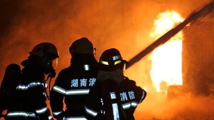 Chinesische Feuerwehrleute beim Kampf gegen die Flammen. Symbolbild: Guo Quan/epa 