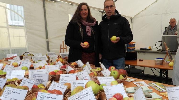Viele Äpfel: Carina Pfeffer und Hermann Nonte mit verschiedenen Sorten aus biologischem Obstanbau. Foto: Anke Schneider