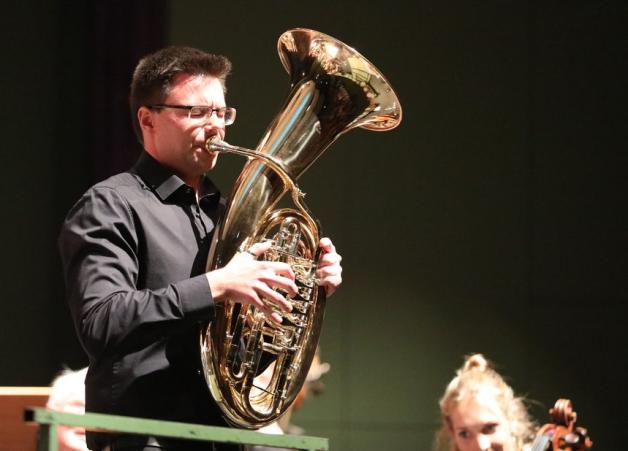 Mit „Fnugg“ von Oystein Baadsvik als Zugabe lässt Dominik Schneider am Bariton die Hörer staunen. Foto: Peter Löning Mit „Fnugg“ von Oystein Baadsvik als Zugabe lässt Dominik Schneider am Bariton die Hörer staunen. Foto: Peter Löning