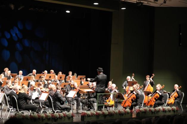 Mit Hut dirigiert Lulzim Bucaliu das Lingener Kammerorchester bei seinem beeindruckenden Jahreskonzert im Lingener Theater. Foto: Peter Löning Mit Hut dirigiert Lulzim Bucaliu das Lingener Kammerorchester bei seinem beeindruckenden Jahreskonzert im Lingener Theater. Foto: Peter Löning