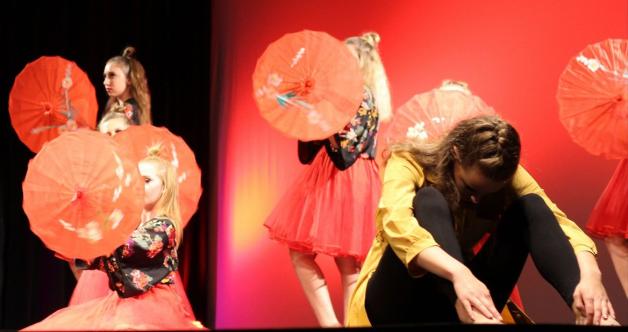 Poetische Bilder mit fernöstlichem Flair: die Gruppe „One“ im Musical „Mulan“. Foto: Petra Ropers