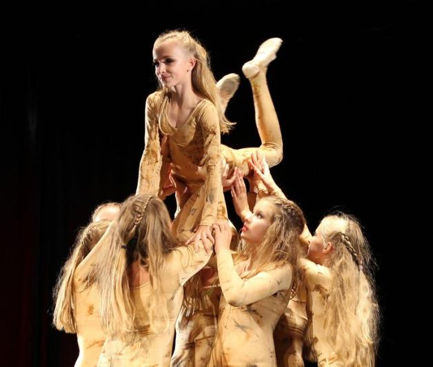 1.	Auf den Spuren des „König der Löwen“: Ihre Leidenschaft für den Tanz machte die Gruppe Saule des „Emblaze Dance Studios“ auf der Bühne sichtbar. Foto: Petra Ropers