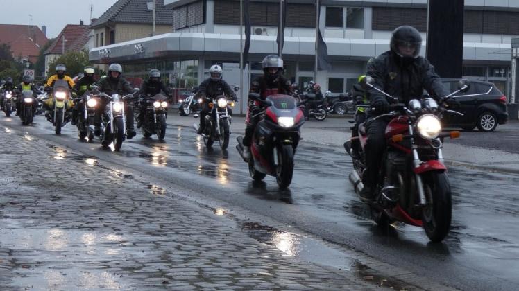 Kein Bikerwetter: Nass und kalt war es, als die 50 Teilnehmer der Motorradausfahrt in Quakenbrück starteten. Foto: Miriam Heidemann