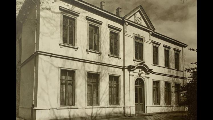 Die Freimaurer-Villa Rolandsmauer 6, vormals Sitz der Loge „Zum Goldenen Rade“, war von 1935 bis 1944 Schulstandort des Konservatoriums. Heute steht an gleicher Stelle die Schule an der Rolandsmauer. Foto: Niedersächsisches Landesarchiv Osnabrück.